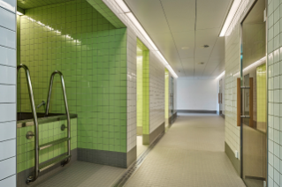 Der Saunabereich des Hallenbads Leimbach wurde erweitert und bietet neu eine Niedertemperatursauna. (© Roger Frei, Zürich)